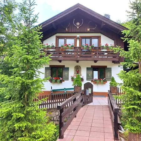 Alpenlodge Am Waldrand In Lägenhet